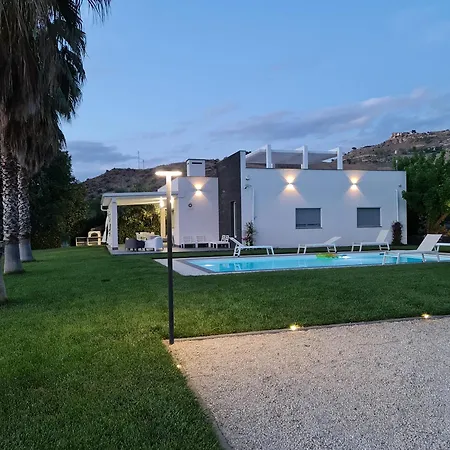 Con Piscina וילה