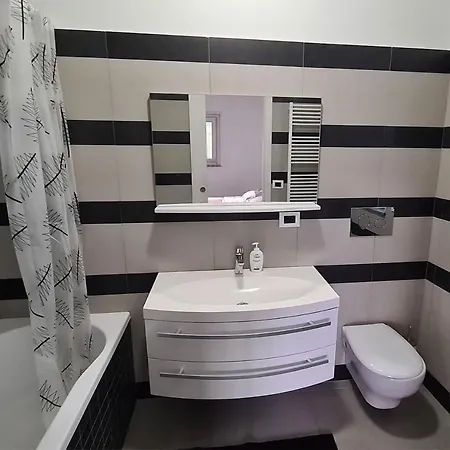 Con Piscina Villa *