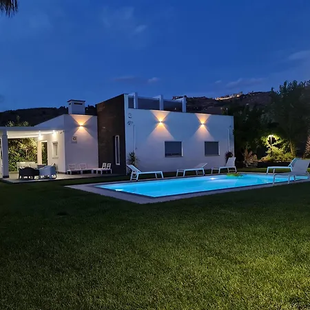 Con Piscina Villa