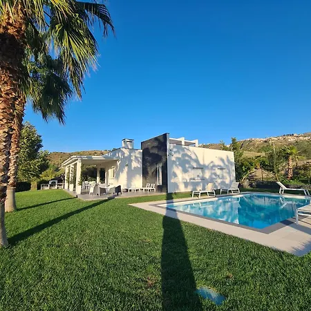 Villa Con Piscina Leonforte
