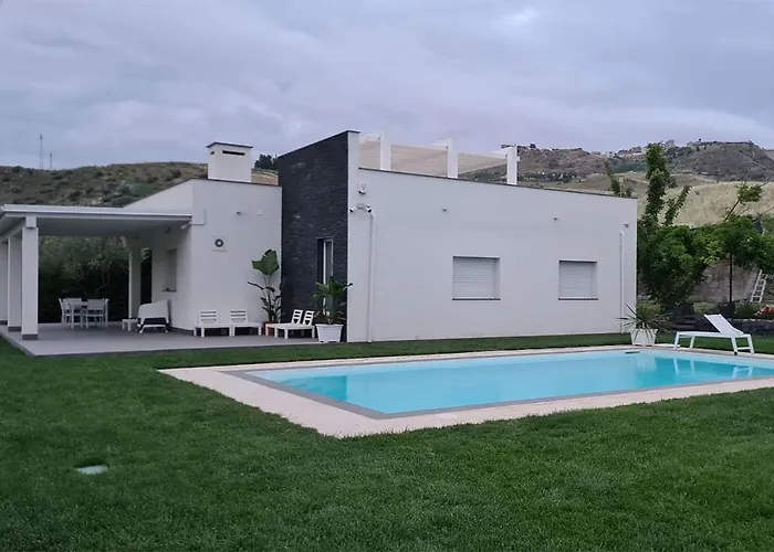 Con Piscina فيلة Leonforte