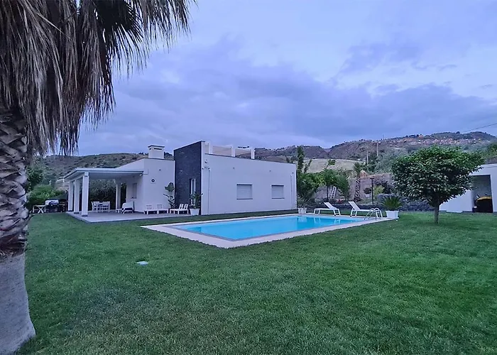 Con Piscina فيلة Leonforte