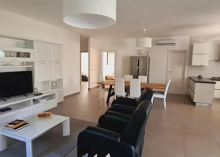 فيلة Con Piscina Leonforte