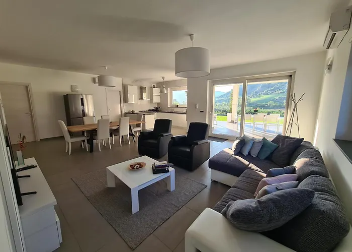 فيلة Con Piscina Leonforte