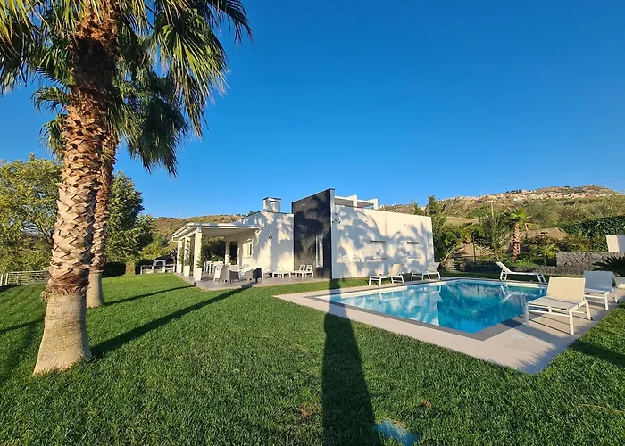 Villa Con Piscina Leonforte